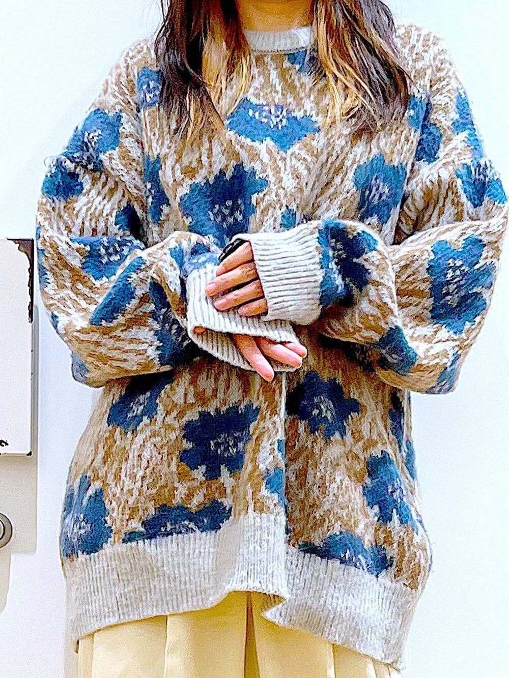 グレー系のニット/セーター、ベージュ系のブーツ、ベージュ系のその他パンツを着用したレディースの冬コーディネートの7枚目の写真