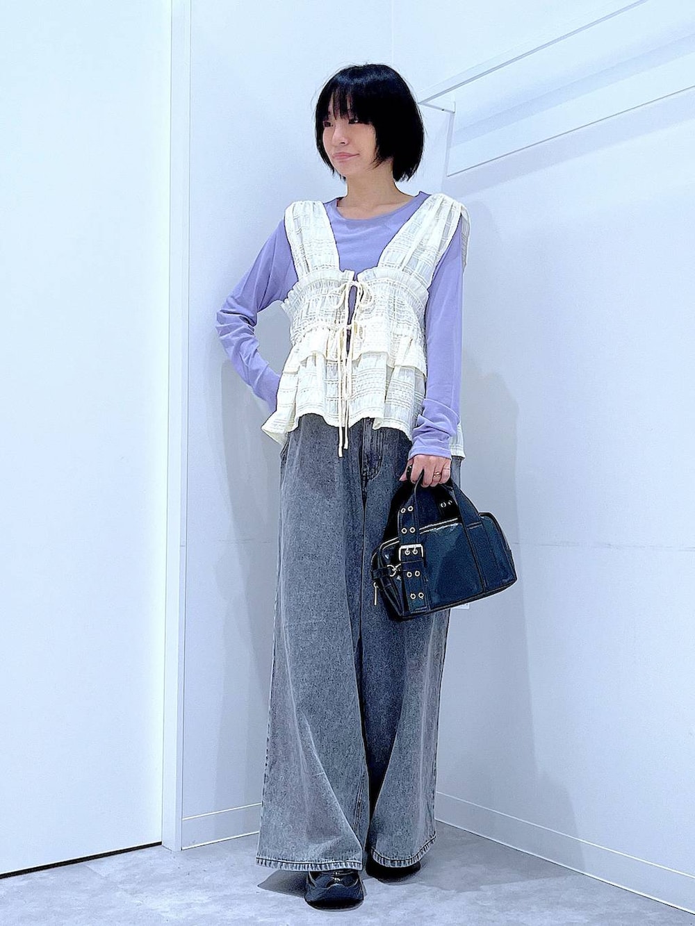 パープル系のTシャツ/カットソー、ブラック系のローファー、ブラック系のショルダーバッグを着用したレディースの秋コーディネートの2枚目の写真