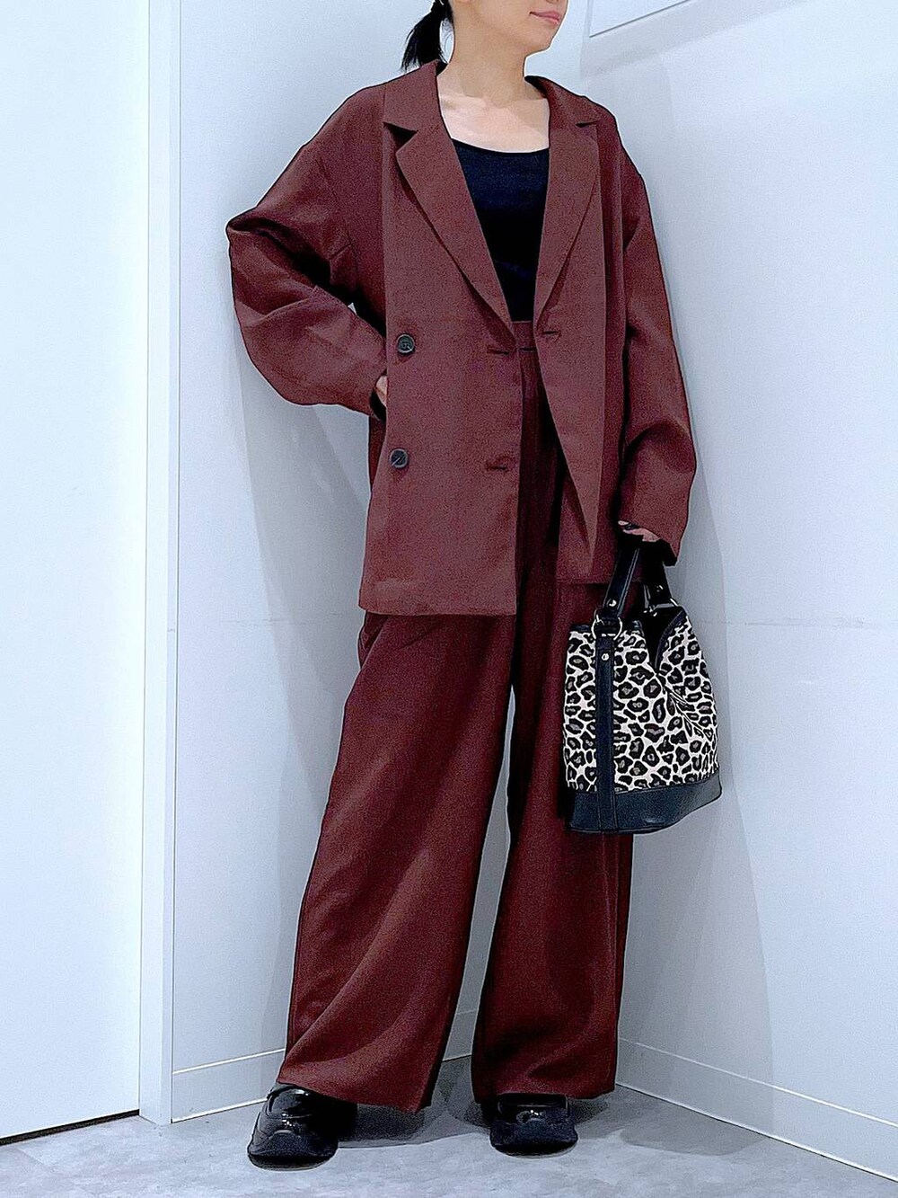 ブラック系のローファー、その他のショルダーバッグ、レッド系のテーラードジャケットを着用したレディースの秋コーディネートの6枚目の写真