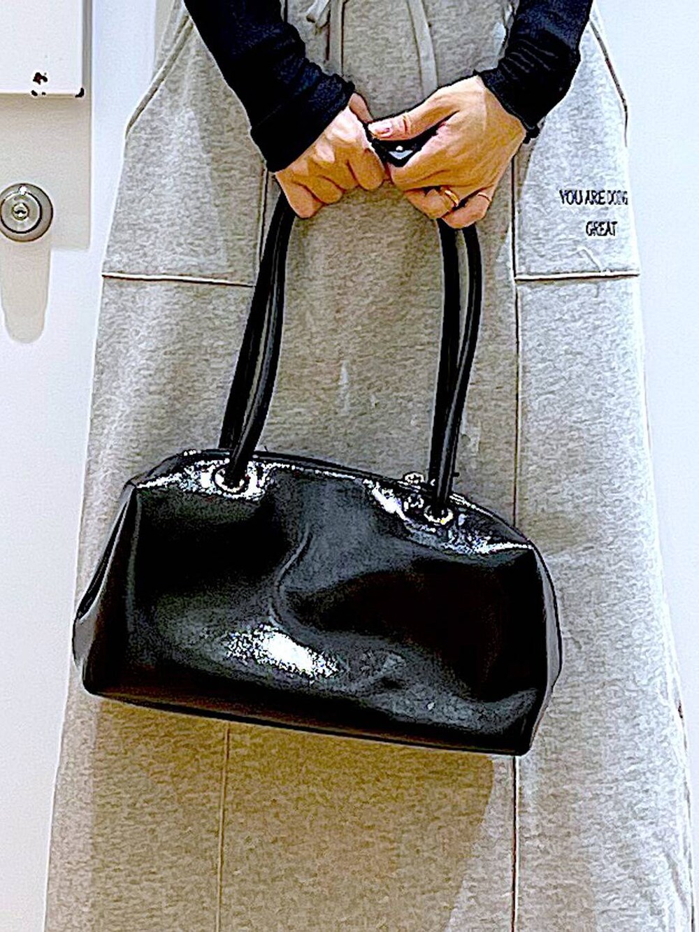 ブラック系のブーツ、ブラック系のTシャツ/カットソー、グレー系のスカートを着用したレディースの春コーディネートの9枚目の写真