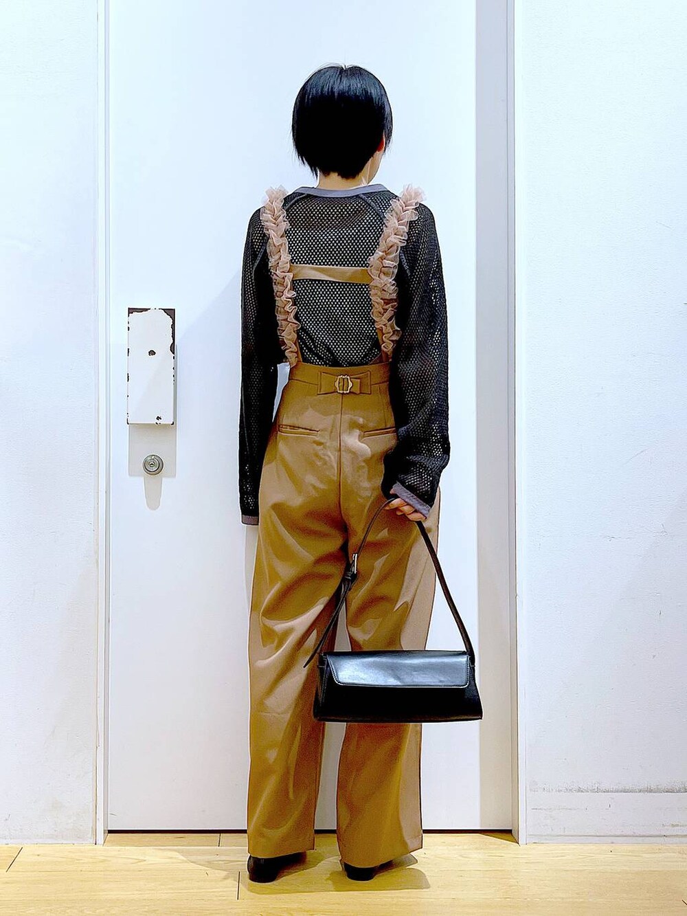 ブラック系のパンプス、ブラック系のショルダーバッグ、ブラウン系のその他パンツを着用したレディースの夏コーディネートの5枚目の写真