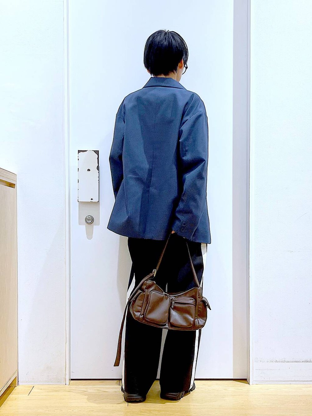 「LAKOLE、リラックス、若見え、ゆったり、休日コーデ、骨格ウェーブ、ジャケット、春アウター、スラックス、春コーデ、ショルダーバッグ、ブーツ、カジュアル、ロンT、シンプルコーデ」｜「LAKOLEのサイドラインスラックスパンツ / 131983（スラックス、ブラック系）」を使った、あおき@LAKOLE海老名さん（レディース・156cm）の冬コーディネートの5枚目の写真