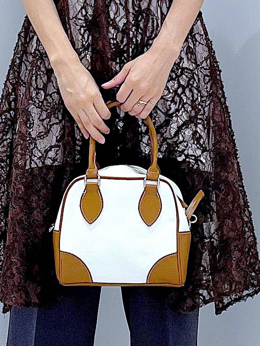 ホワイト系のTシャツ/カットソー、ブラック系のローファー、ベージュ系のチュニックを着用したレディースの夏コーディネートの9枚目の写真