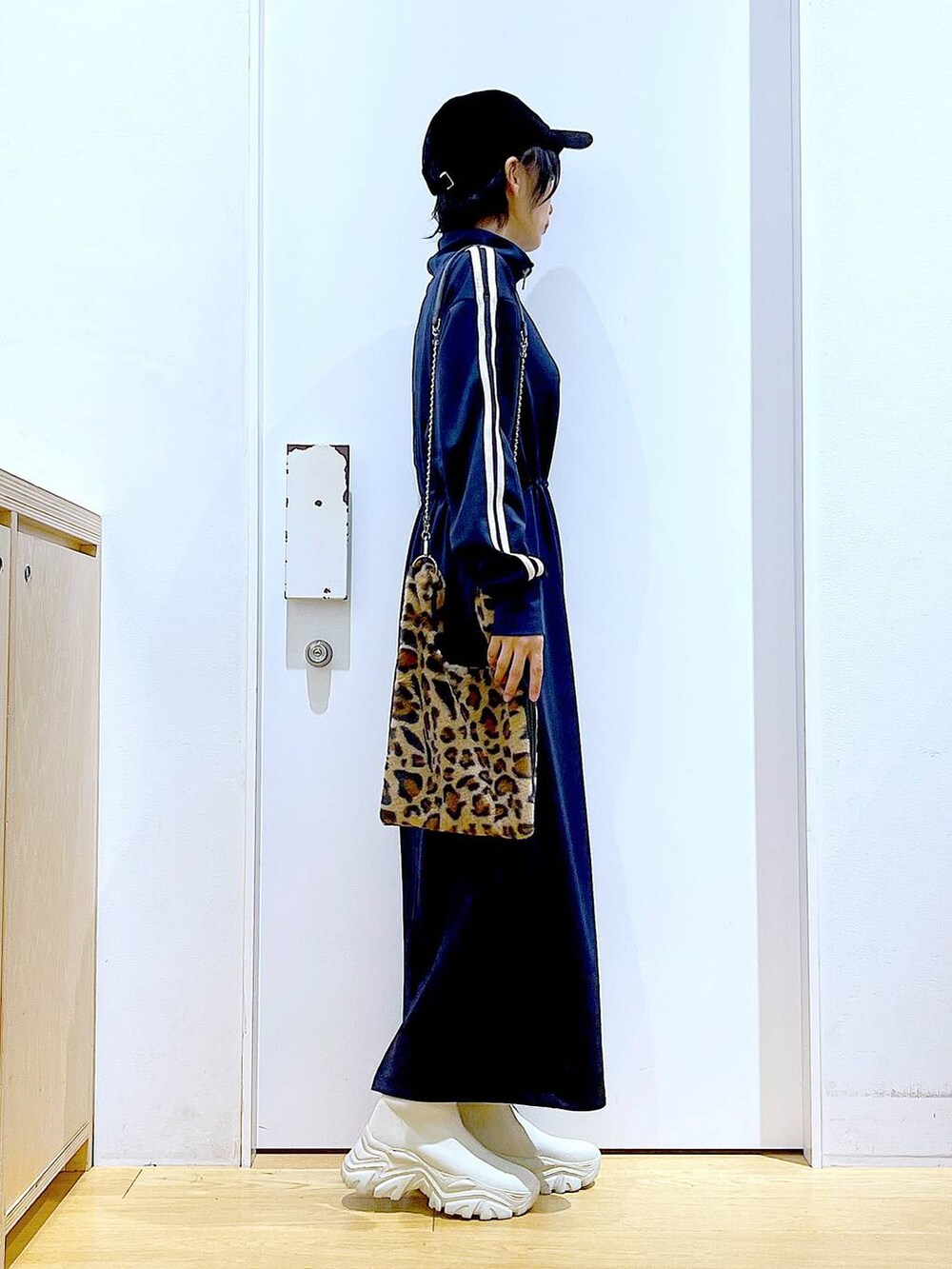 その他のショルダーバッグ、ベージュ系のブーツ、ブルー系のワンピースを着用したレディースの秋コーディネートの4枚目の写真