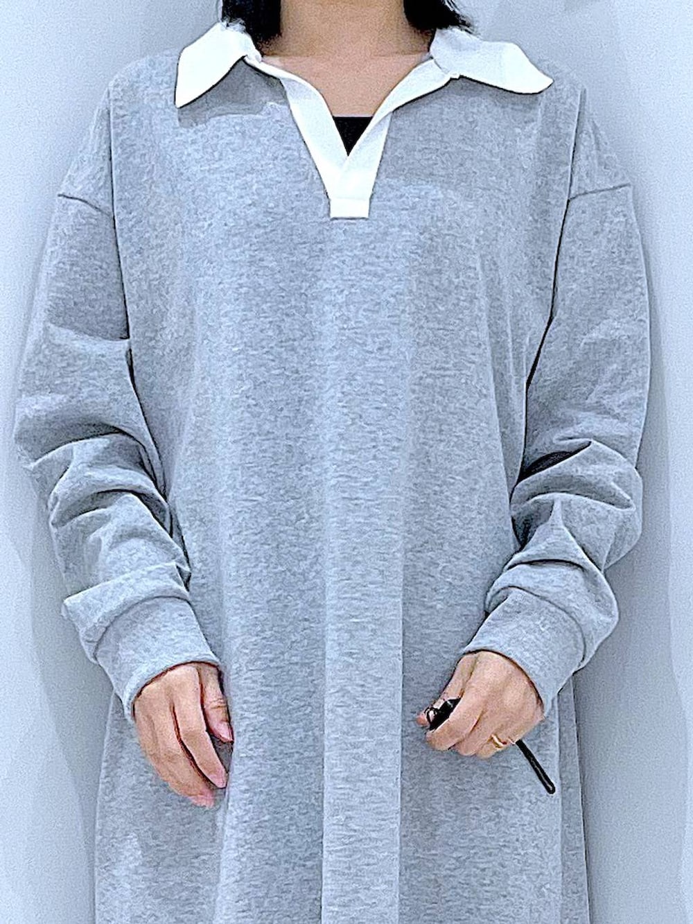 ブラック系のショルダーバッグ、グレー系のワンピース、ブラック系のキャップを着用したレディースの春コーディネートの7枚目の写真