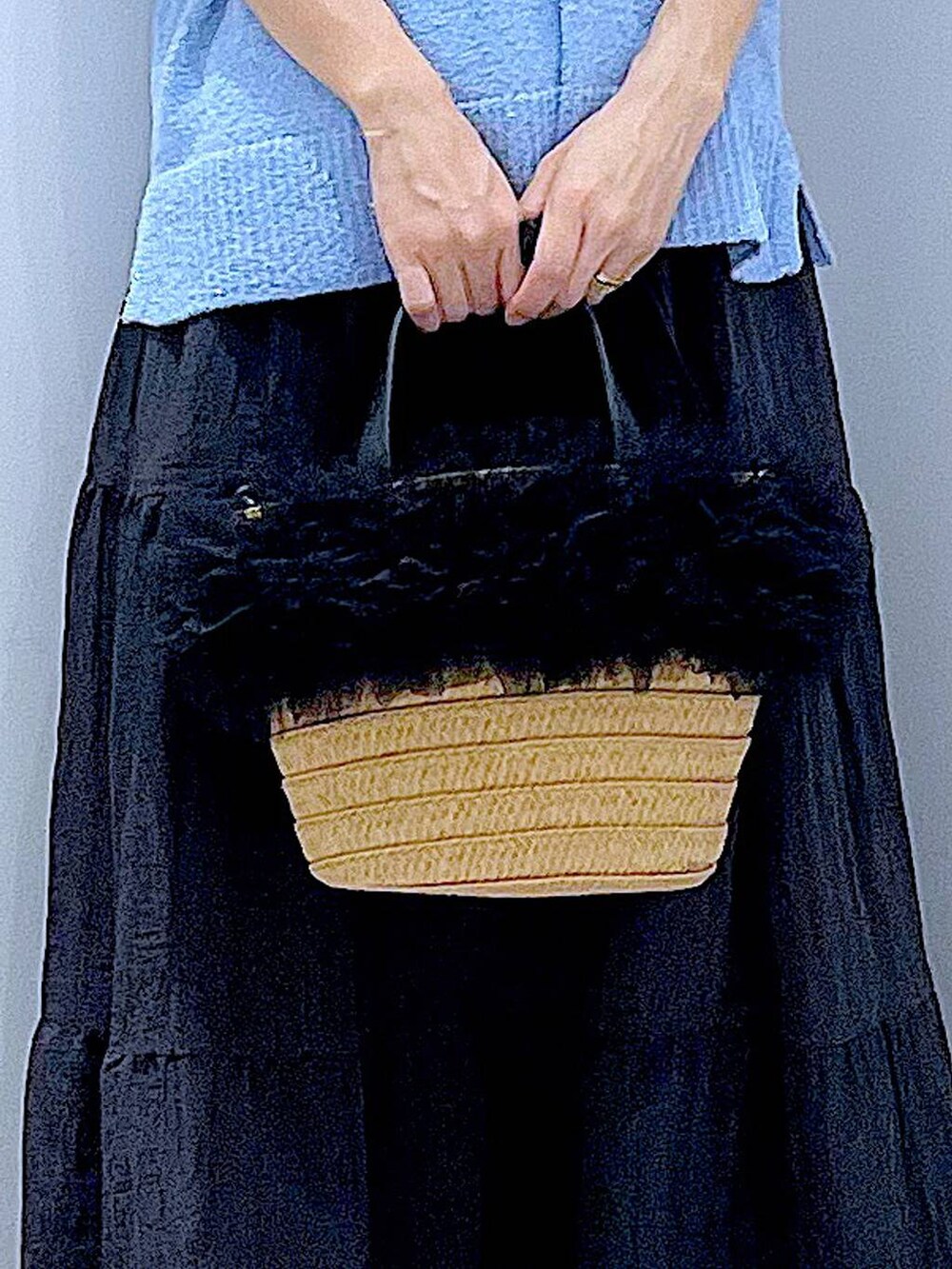 ベージュ系のショルダーバッグ、ブラック系のサンダル、ブルー系のベストを着用したレディースの夏コーディネートの9枚目の写真