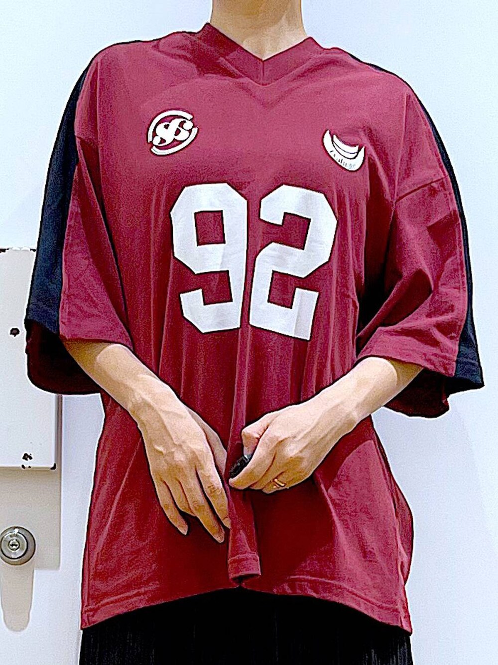 ブラック系のパンプス、ベージュ系のトートバッグ、ブラック系のその他パンツを着用したレディースの夏コーディネートの7枚目の写真