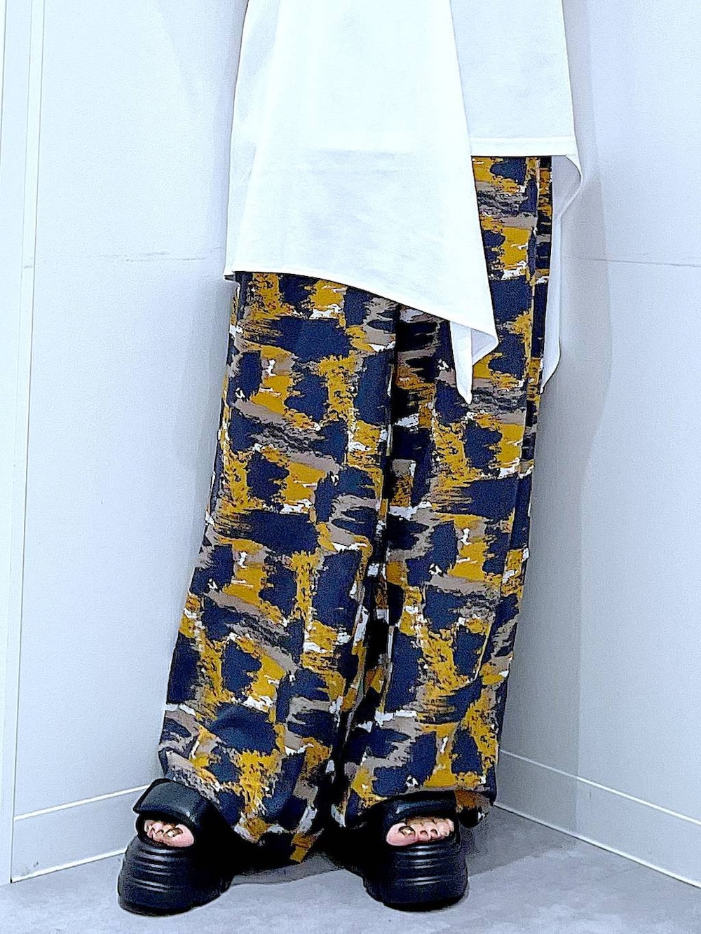 グレー系のその他パンツ、グレー系のショルダーバッグ、ブラック系のサンダルを着用したレディースの夏コーディネートの8枚目の写真