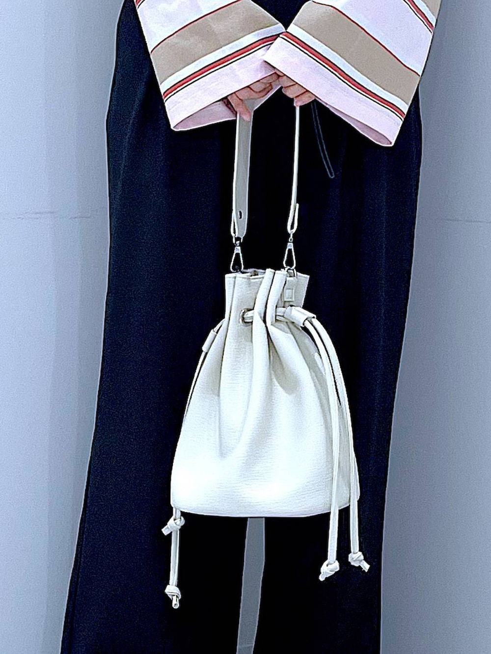 ブラック系のローファー、ホワイト系のショルダーバッグ、ブラック系のサロペット/オーバーオールを着用したレディースの春コーディネートの9枚目の写真