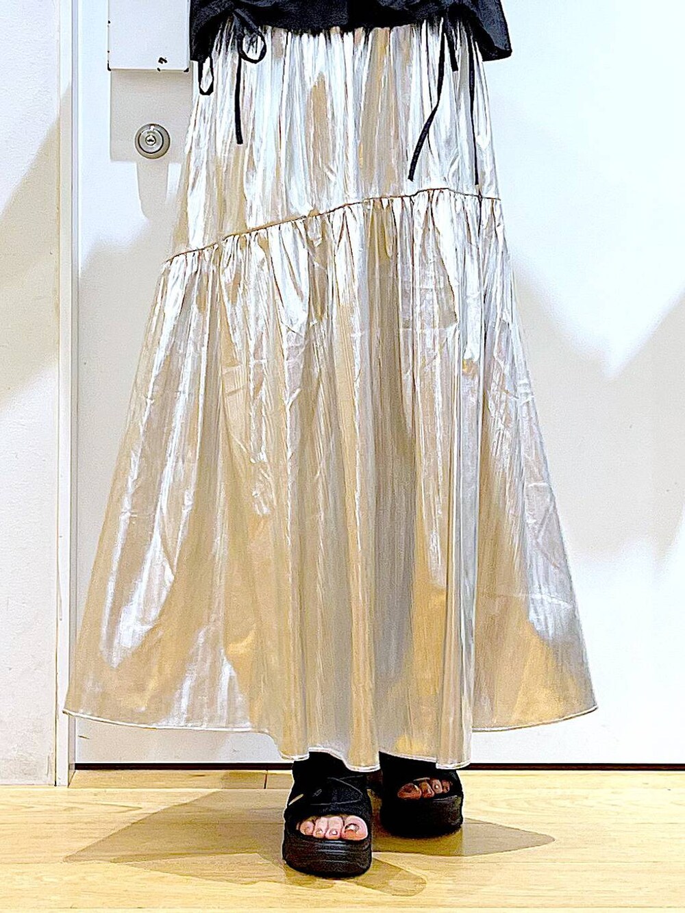 ブラック系のサンダル、グレー系のシャツ/ブラウス、グレー系のトートバッグを着用したレディースの夏コーディネートの8枚目の写真