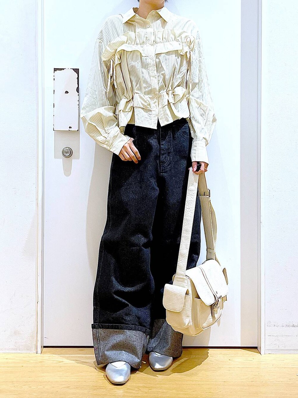 「リラックス、若見え、ゆったり、休日コーデ、骨格ウェーブ、LAKOLE、デニムパンツ、シャツ、ストライプシャツ、春コーデ、春色、フラットシューズ、パンプス、ショルダーバッグ、おでかけ」｜「LAKOLEの【卒入式／オケージョンにも】スクエアギャザーフラットパンプス / 286480（パンプス、シルバー系）」を使った、あおき@LAKOLE海老名さん（レディース・156cm）の冬コーディネートの6枚目の写真