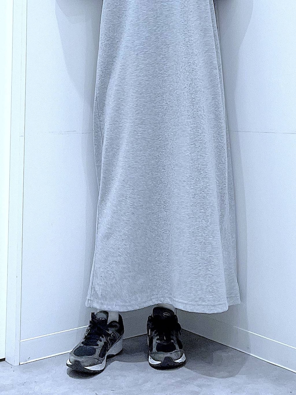 ブラック系のショルダーバッグ、グレー系のワンピース、ブラック系のキャップを着用したレディースの春コーディネートの8枚目の写真