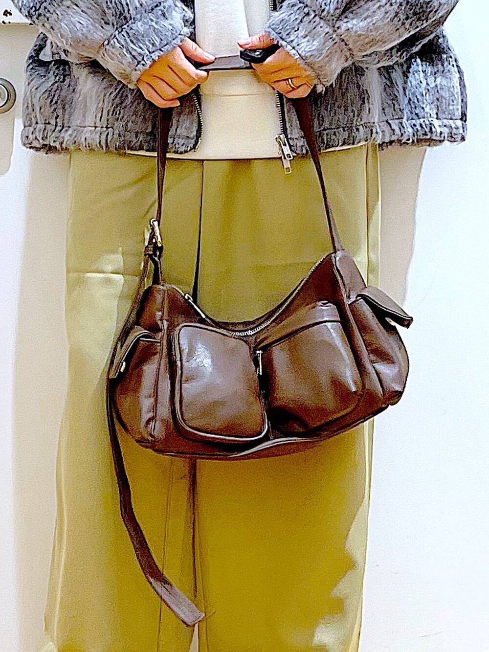 その他のブルゾン、ブラック系のブーツ、イエロー系のその他パンツを着用したレディースの冬コーディネートの9枚目の写真