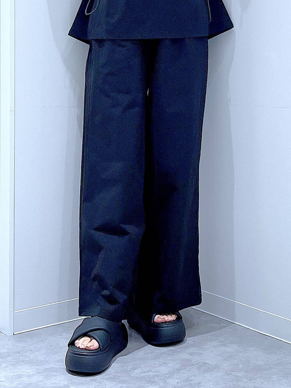 ブラック系のショルダーバッグ、ブラック系のサンダル、ブラック系のTシャツ/カットソーを着用したレディースの夏コーディネートの8枚目の写真