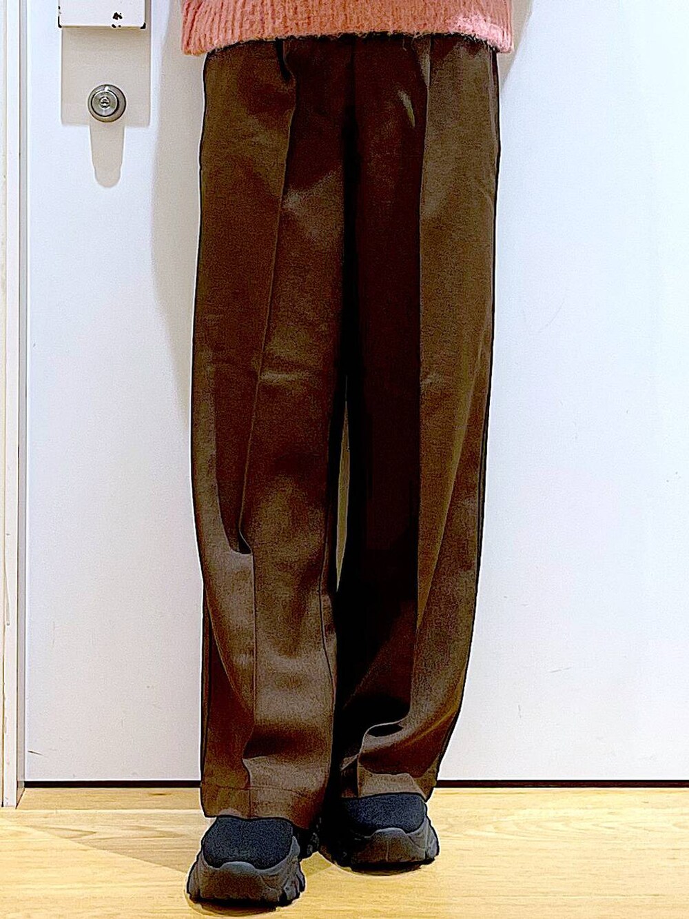 ブラック系のブーツ、ブラック系のショルダーバッグ、ピンク系のニット/セーターを着用したレディースの冬コーディネートの9枚目の写真