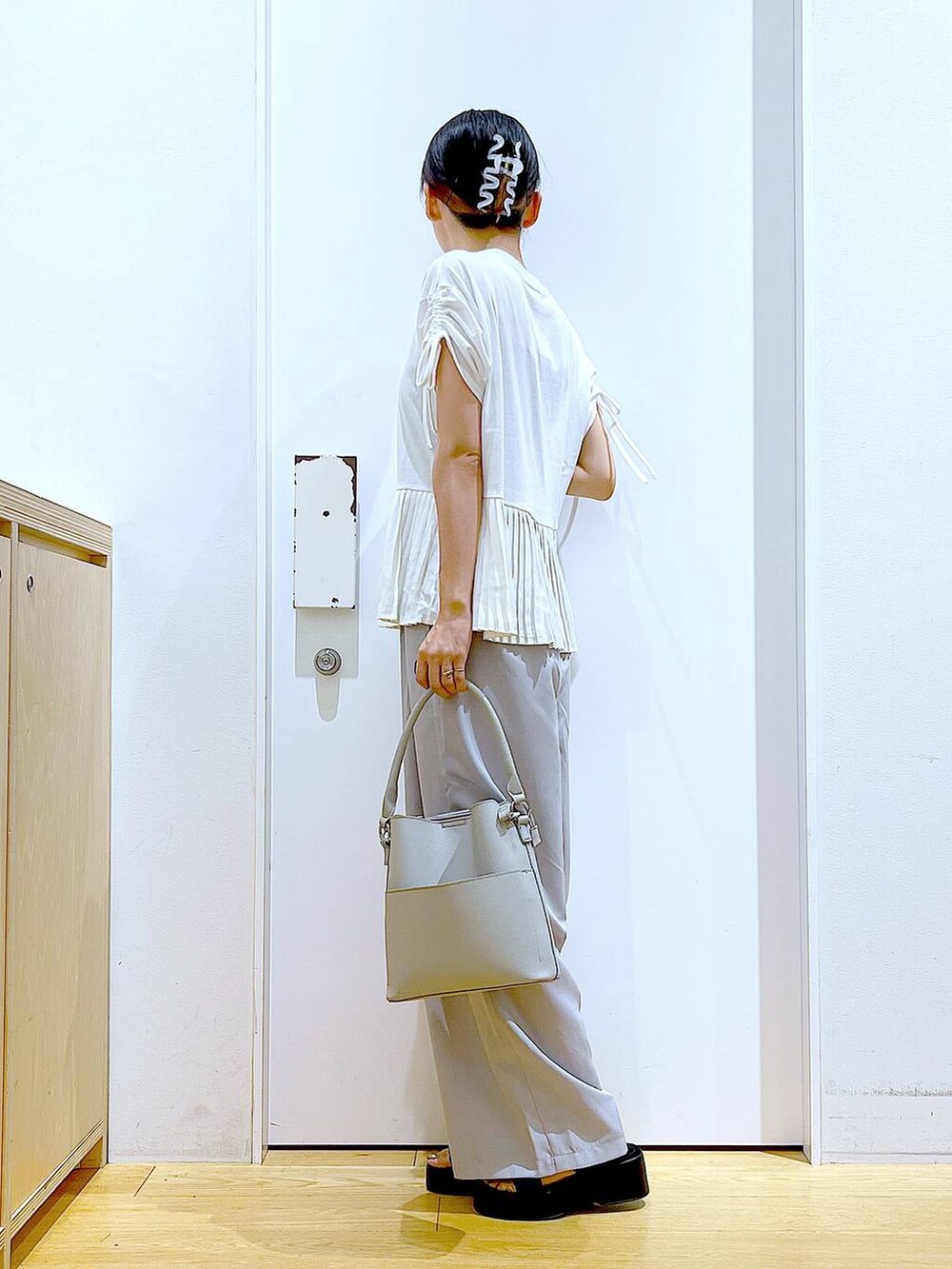 ブラック系のサンダル、グレー系のショルダーバッグ、グレー系のその他パンツを着用したレディースの夏コーディネートの3枚目の写真