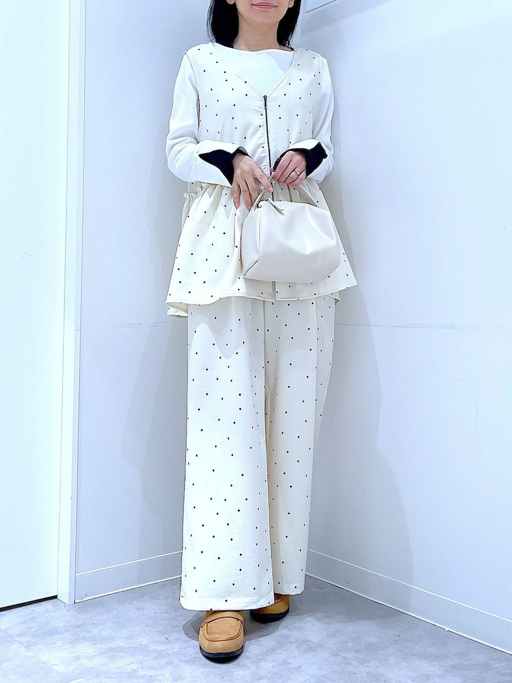 その他のその他パンツ、ホワイト系のショルダーバッグ、ホワイト系のニット/セーターを着用したレディースの春コーディネートの6枚目の写真
