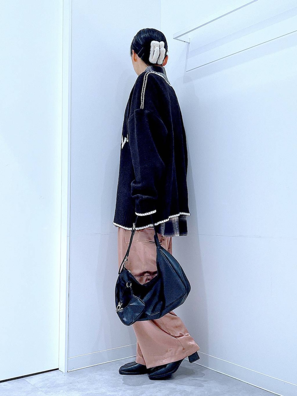 ブラック系のブーツ、ブラック系のシャツ/ブラウス、ブラック系のショルダーバッグを着用したレディースの冬コーディネートの3枚目の写真