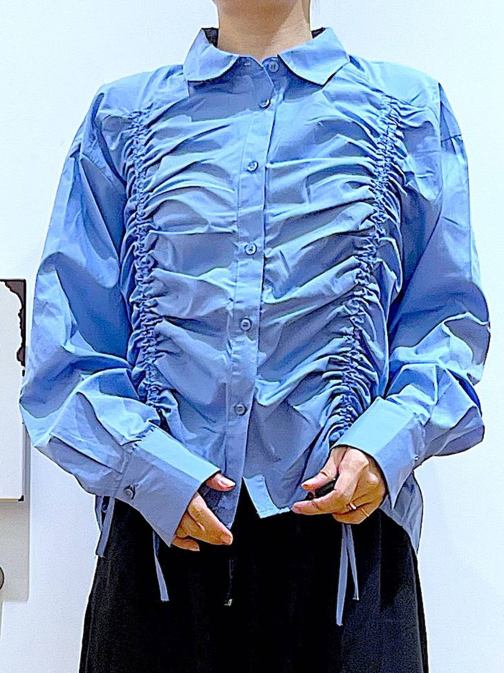 シルバー系のパンプス、ブラック系のショルダーバッグ、ブラック系のその他パンツを着用したレディースの秋コーディネートの7枚目の写真