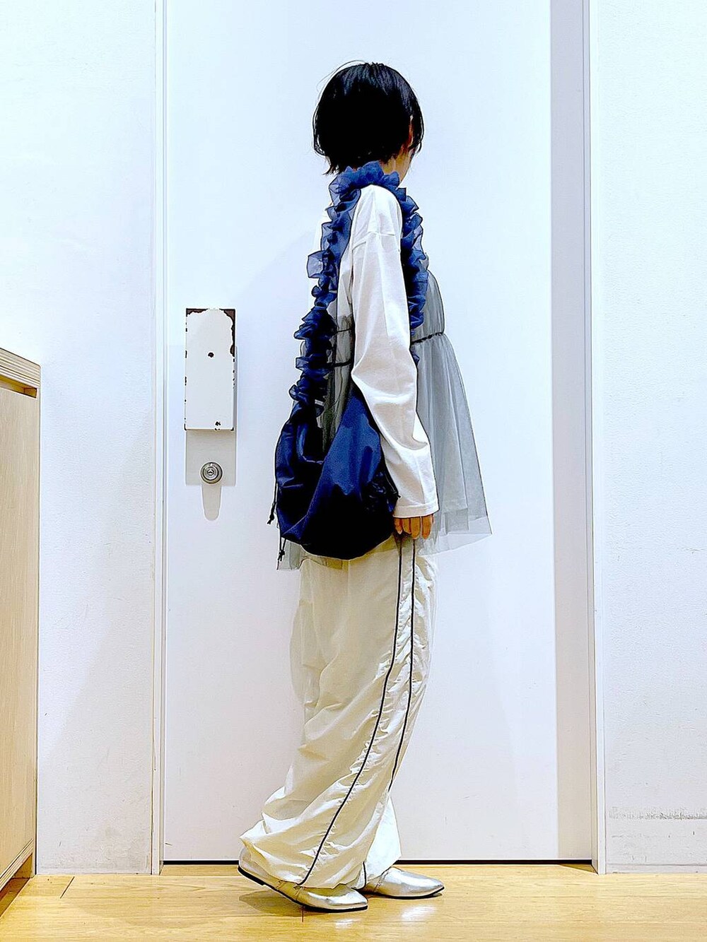 シルバー系のパンプス、ブルー系のショルダーバッグ、グレー系のTシャツ/カットソーを着用したレディースの秋コーディネートの4枚目の写真