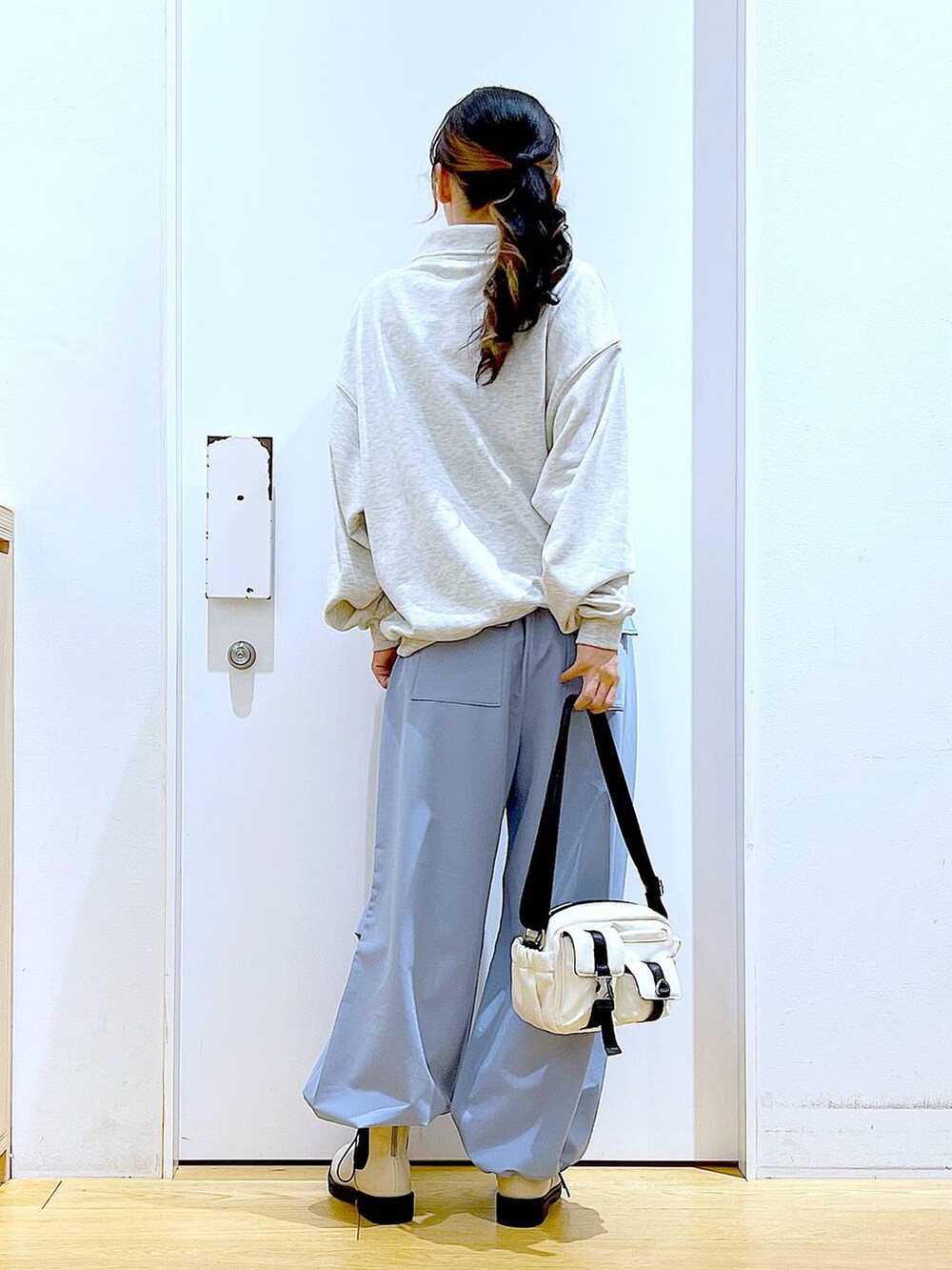 ブルー系のその他パンツ、ベージュ系のスウェット、ベージュ系のブーツを着用したレディースの春コーディネートの5枚目の写真