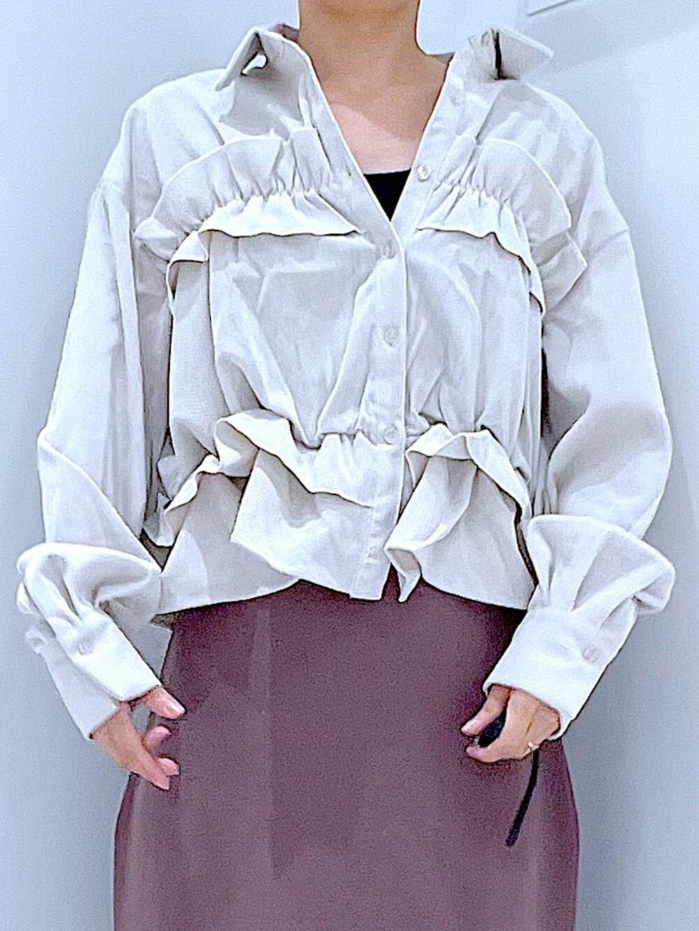 グレー系のボストンバッグ、ブラック系のブーツ、ベージュ系のシャツ/ブラウスを着用したレディースの秋コーディネートの7枚目の写真