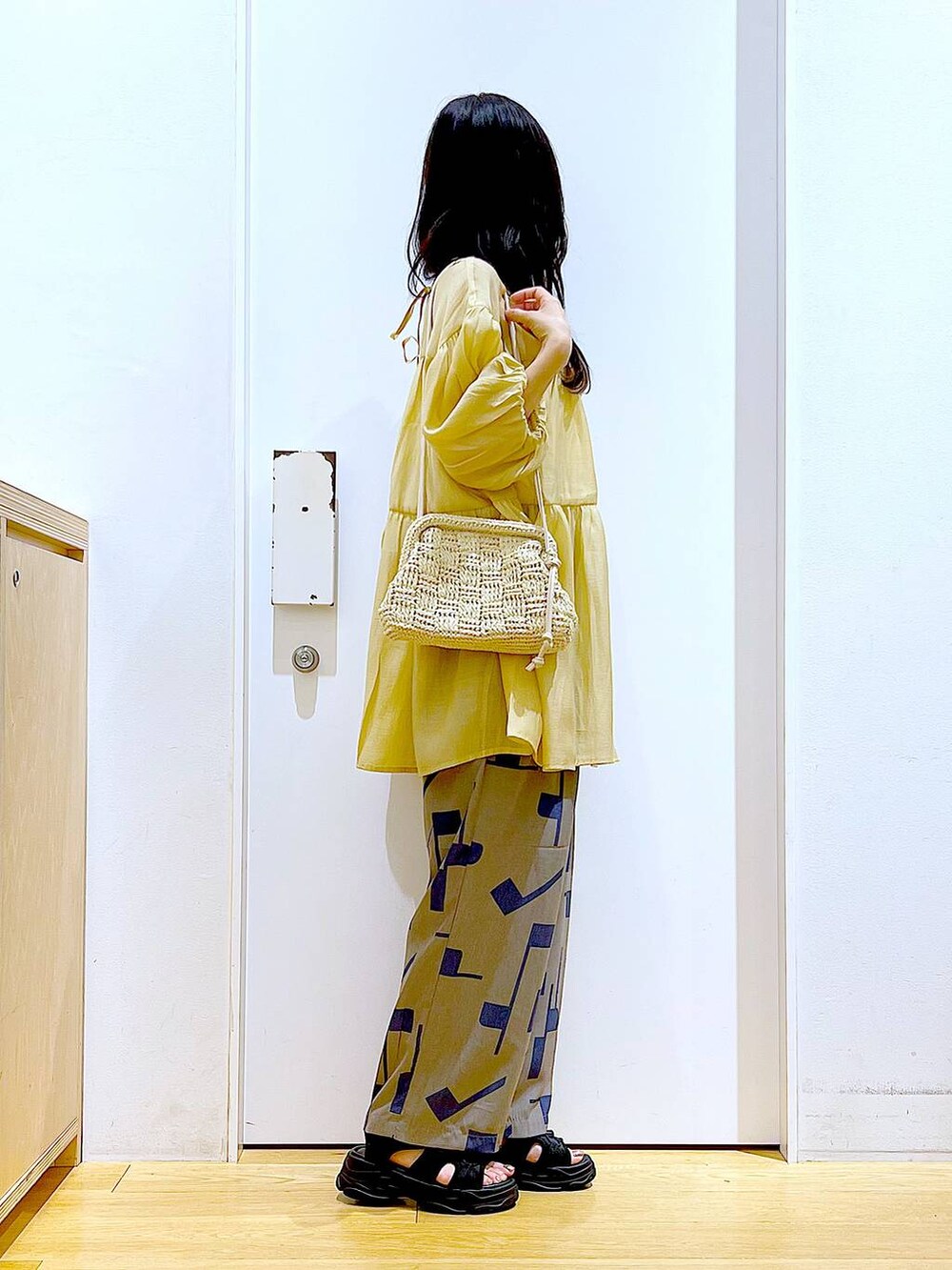 グレー系のその他パンツ、ホワイト系のショルダーバッグ、ブラック系のサンダルを着用したレディースの夏コーディネートの4枚目の写真