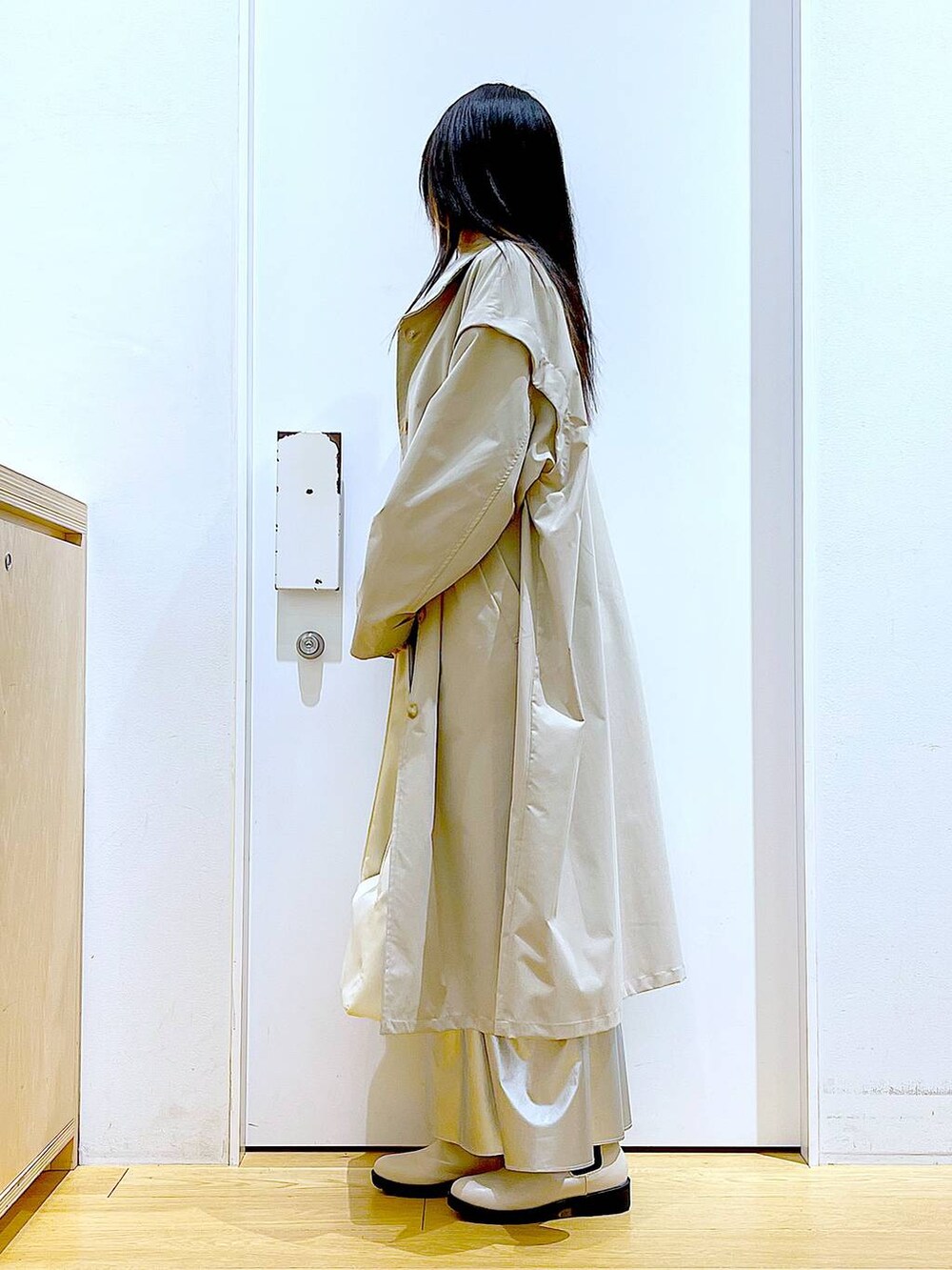 ベージュ系のその他アウター、シルバー系のスカート、ブルー系のスウェットを着用したレディースの春コーディネートの3枚目の写真