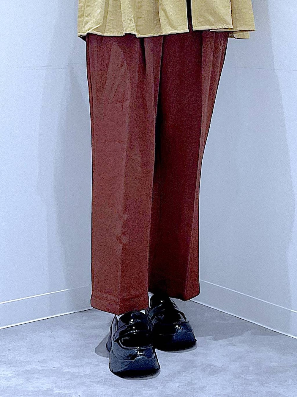 グレー系のTシャツ/カットソー、ブラック系のローファー、ブラック系のトートバッグを着用したレディースの秋コーディネートの8枚目の写真