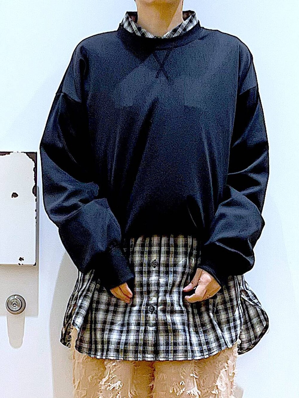 ブラック系のブーツ、ブラック系のTシャツ/カットソー、ブラック系のショルダーバッグを着用したレディースの冬コーディネートの7枚目の写真