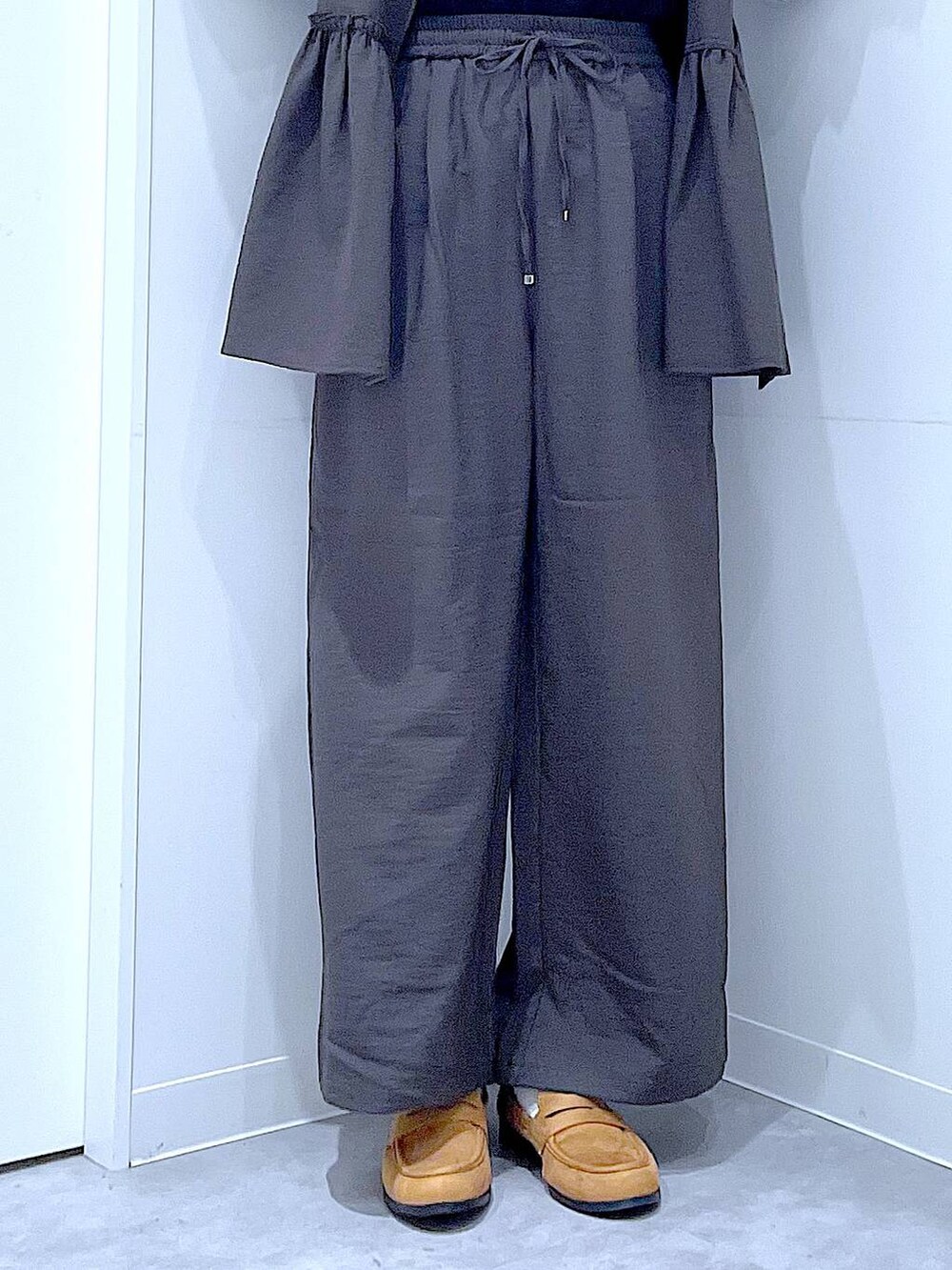 グレー系のその他パンツ、ブラック系のTシャツ/カットソー、ブラック系のショルダーバッグを着用したレディースの春コーディネートの8枚目の写真