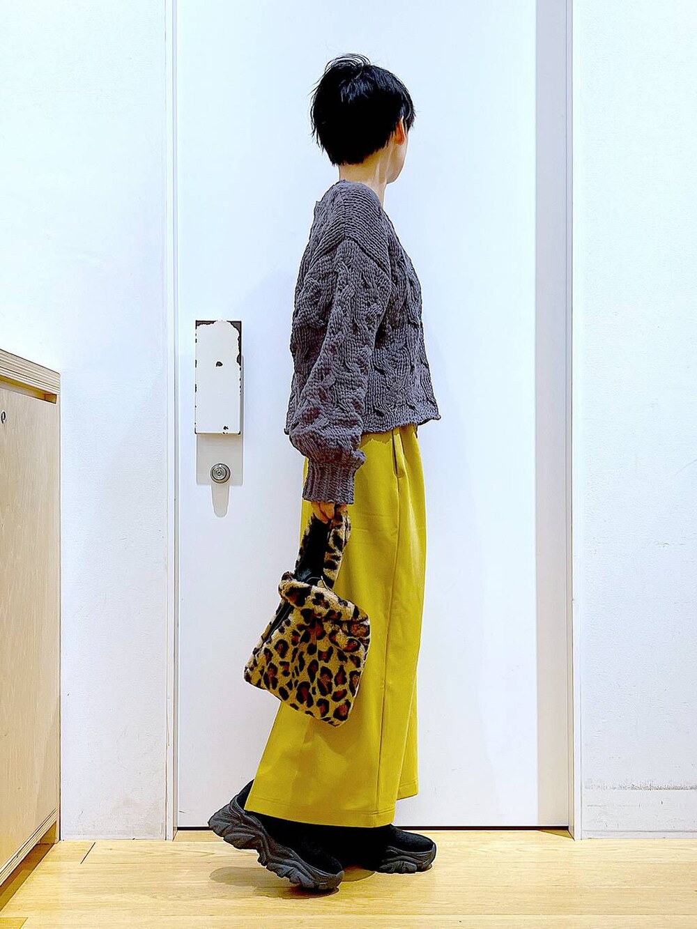 その他のショルダーバッグ、ブラック系のブーツ、グレー系のニット/セーターを着用したレディースの冬コーディネートの4枚目の写真