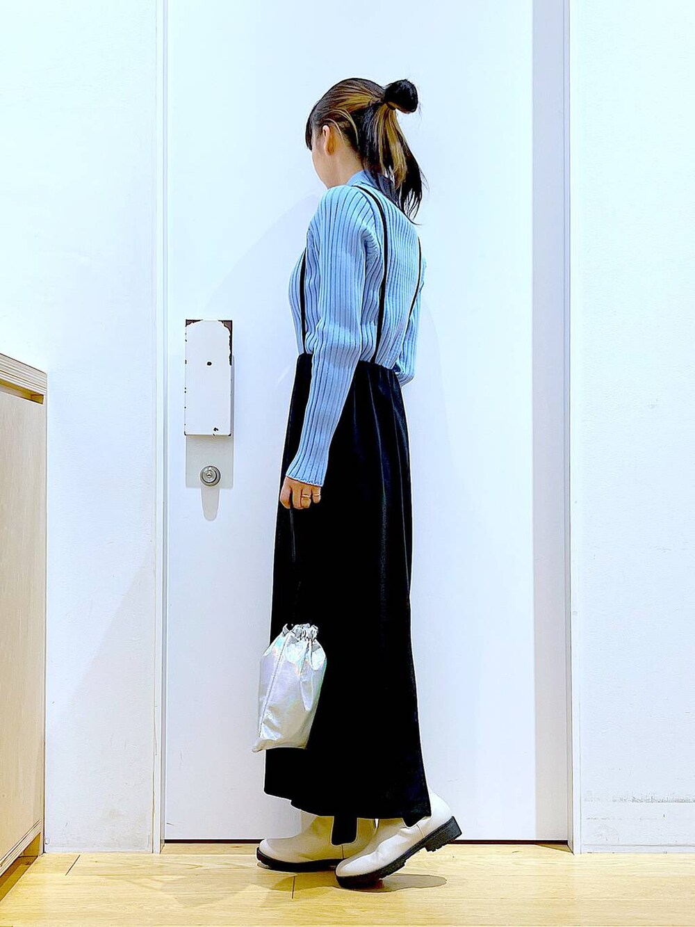 ブルー系のカーディガン/ボレロ、ベージュ系のブーツ、その他のショルダーバッグを着用したレディースの春コーディネートの3枚目の写真