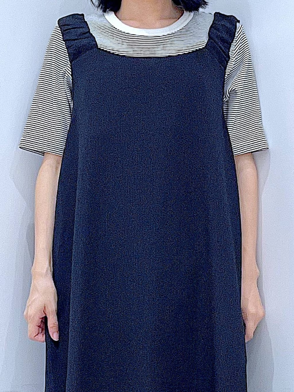 ブラック系のサンダル、グリーン系のショルダーバッグ、その他のTシャツ/カットソーを着用したレディースの夏コーディネートの7枚目の写真
