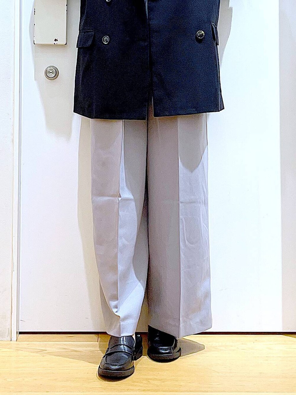 グリーン系のショルダーバッグ、ブラック系のローファー、ホワイト系のTシャツ/カットソーを着用したレディースの秋コーディネートの8枚目の写真