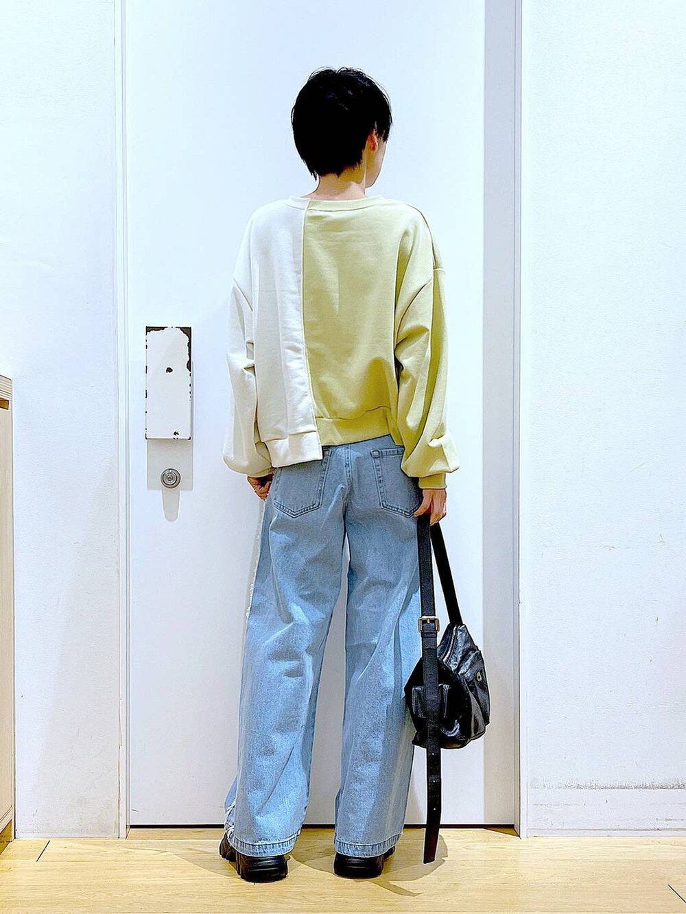 「リラックス、若見え、ゆったり、休日コーデ、骨格ウェーブ、LAKOLE、スウェット、カジュアルコーデ、春コーデ、シンプルコーデ、デニムパンツ、ショルダーバッグ、ブーツ、カジュアル」｜「LAKOLEのニットスニーカーソールブーツ / 140064（ブーツ、ブラック系）」を使った、あおき@LAKOLE海老名さん（レディース・156cm）の冬コーディネートの5枚目の写真