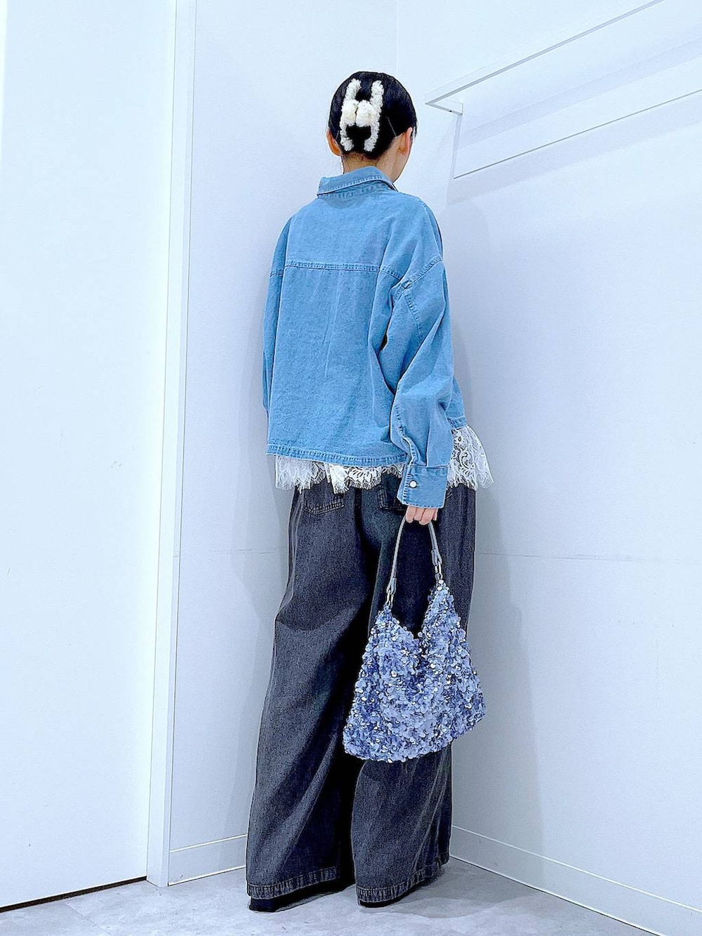 ブラック系のブーツ、ブルー系のシャツ/ブラウス、ブルー系のショルダーバッグを着用したレディースの春コーディネートの5枚目の写真