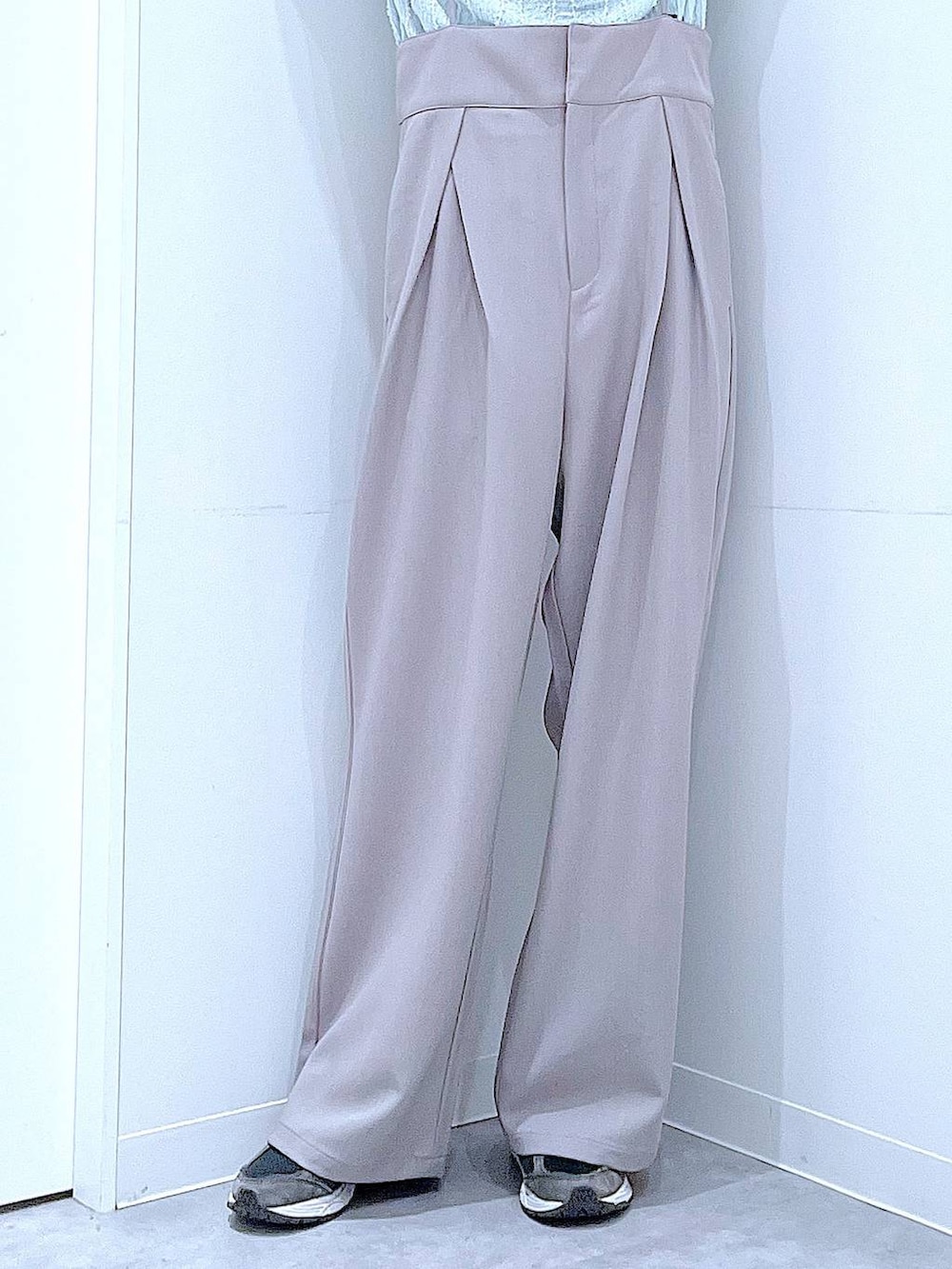 ホワイト系のショルダーバッグ、グレー系のサロペット/オーバーオール、その他のサングラスを着用したレディースの春コーディネートの8枚目の写真