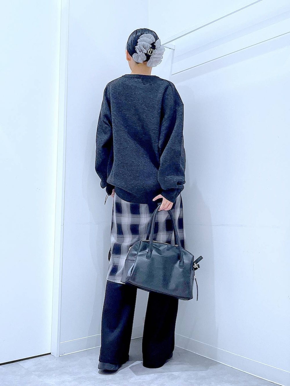 ブラック系のシャツ/ブラウス、ブラック系のニット/セーター、ブラック系のその他パンツを着用したレディースの秋コーディネートの5枚目の写真