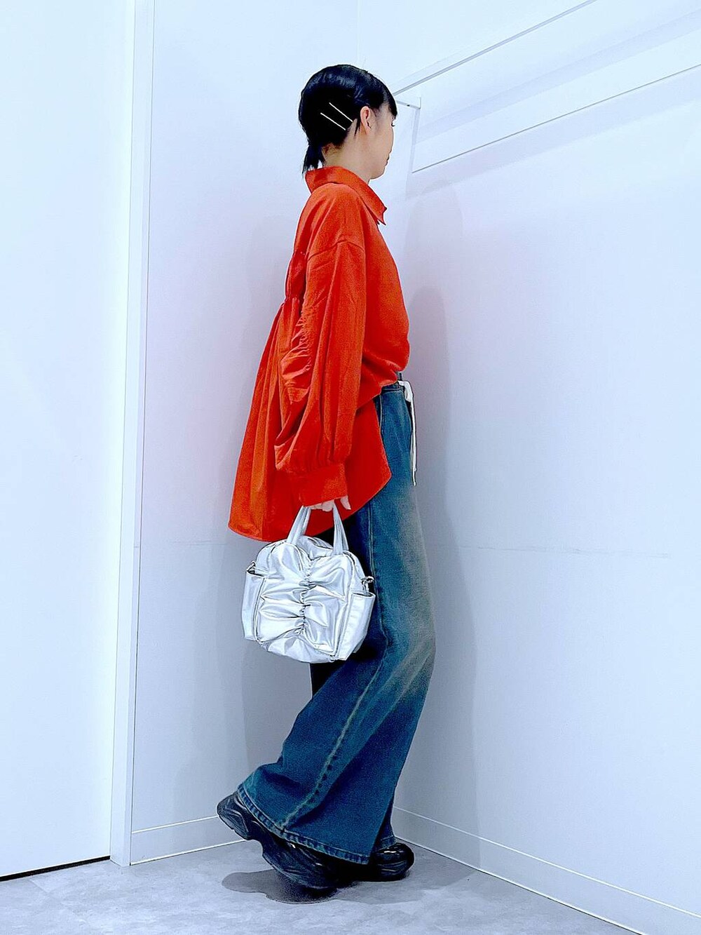 その他のショルダーバッグ、ブラック系のローファー、ブルー系のデニムパンツを着用したレディースの秋コーディネートの4枚目の写真