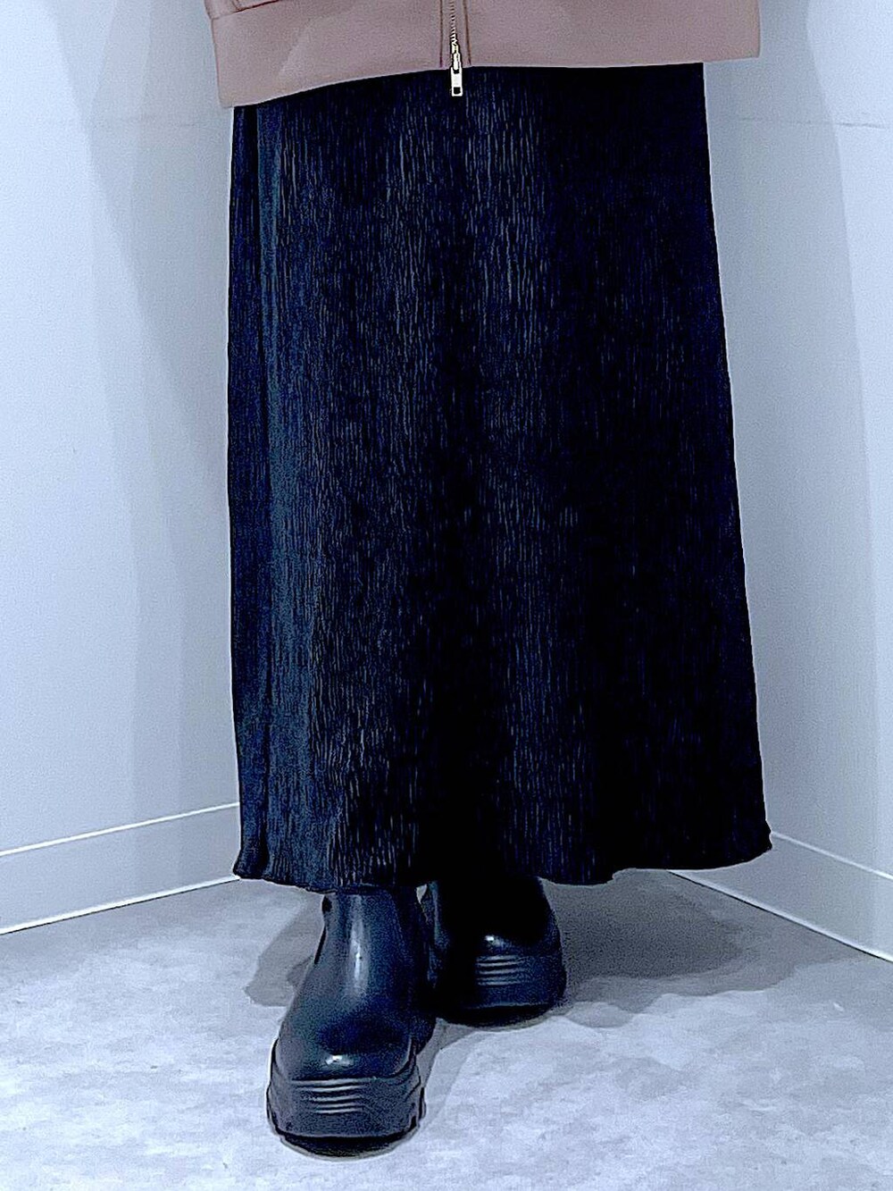 ブラック系のショルダーバッグ、ブラック系のブーツ、ブラウン系のパーカーを着用したレディースの秋コーディネートの8枚目の写真