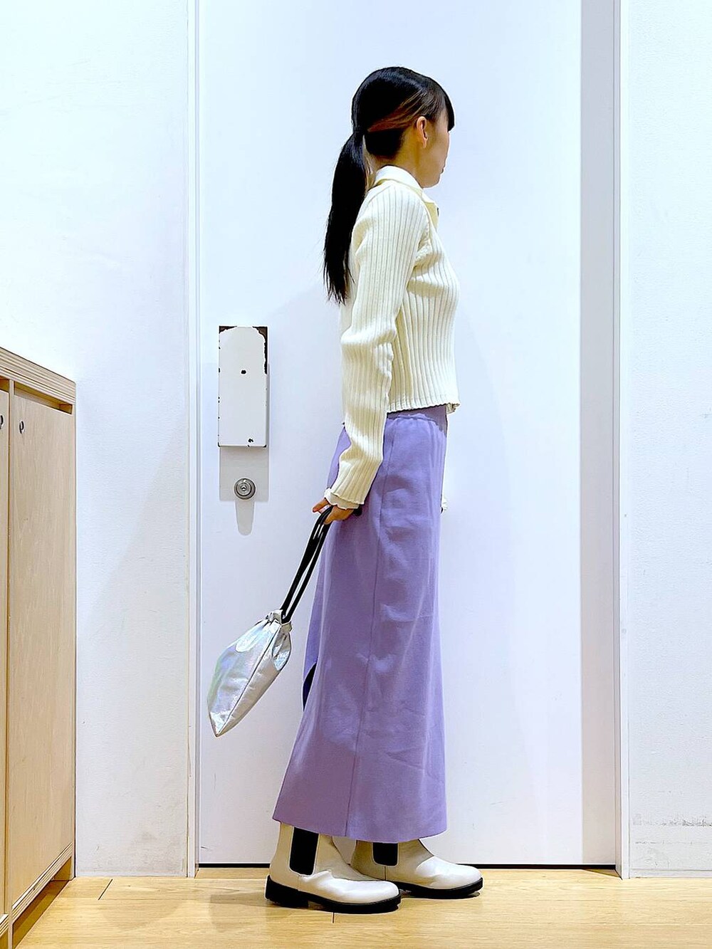 ホワイト系のTシャツ/カットソー、ベージュ系のカーディガン/ボレロ、ベージュ系のブーツを着用したレディースの春コーディネートの4枚目の写真