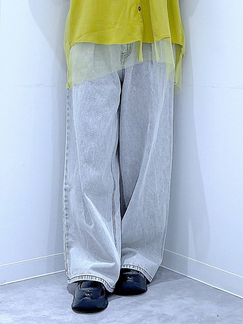 ブラック系のローファー、ベージュ系のショルダーバッグ、イエロー系のシャツ/ブラウスを着用したレディースの秋コーディネートの8枚目の写真