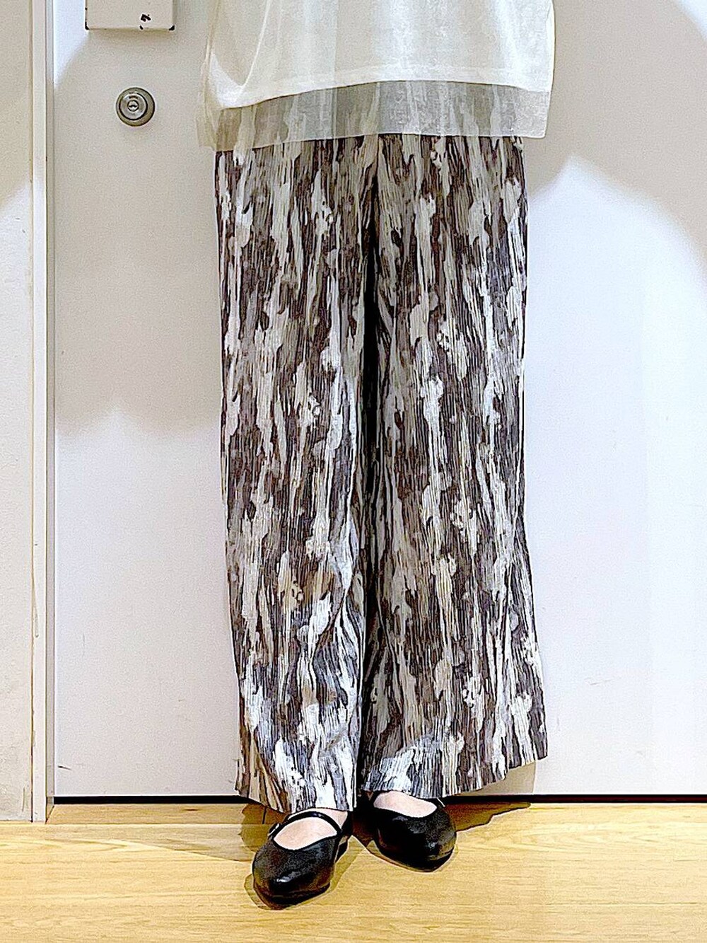 ホワイト系のTシャツ/カットソー、ブラック系のパンプス、ベージュ系のショルダーバッグを着用したレディースの夏コーディネートの8枚目の写真