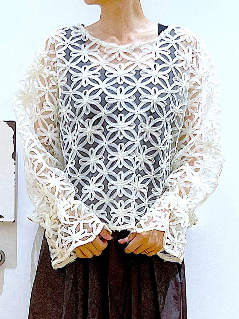 ホワイト系のショルダーバッグ、ブラック系のローファー、ベージュ系のシャツ/ブラウスを着用したレディースの秋コーディネートの7枚目の写真