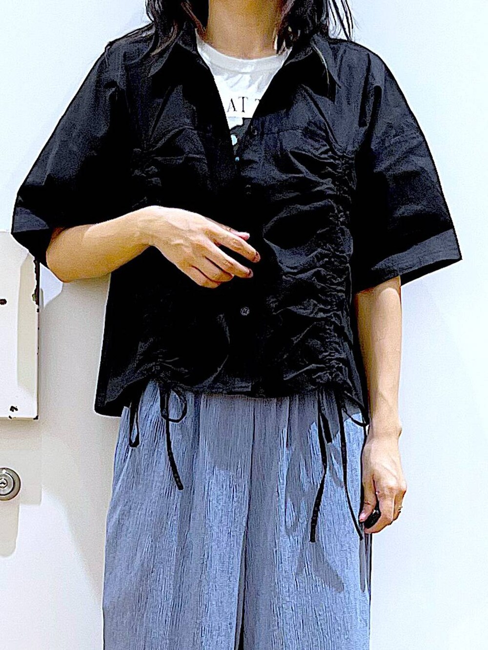 ホワイト系のショルダーバッグ、ホワイト系のサンダル、ブルー系のその他パンツを着用したレディースの春コーディネートの7枚目の写真