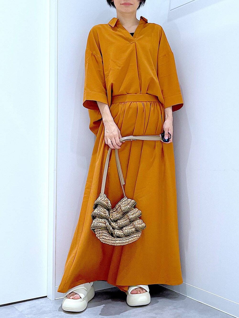 ベージュ系のショルダーバッグ、ホワイト系のサンダル、ブラウン系のその他パンツを着用したレディースの夏コーディネートの6枚目の写真