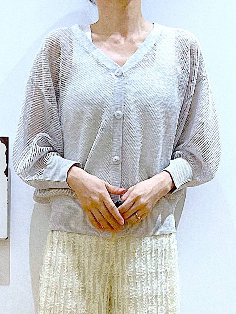 シルバー系のショルダーバッグ、ホワイト系のニット/セーター、ホワイト系のその他パンツを着用したレディースの夏コーディネートの7枚目の写真