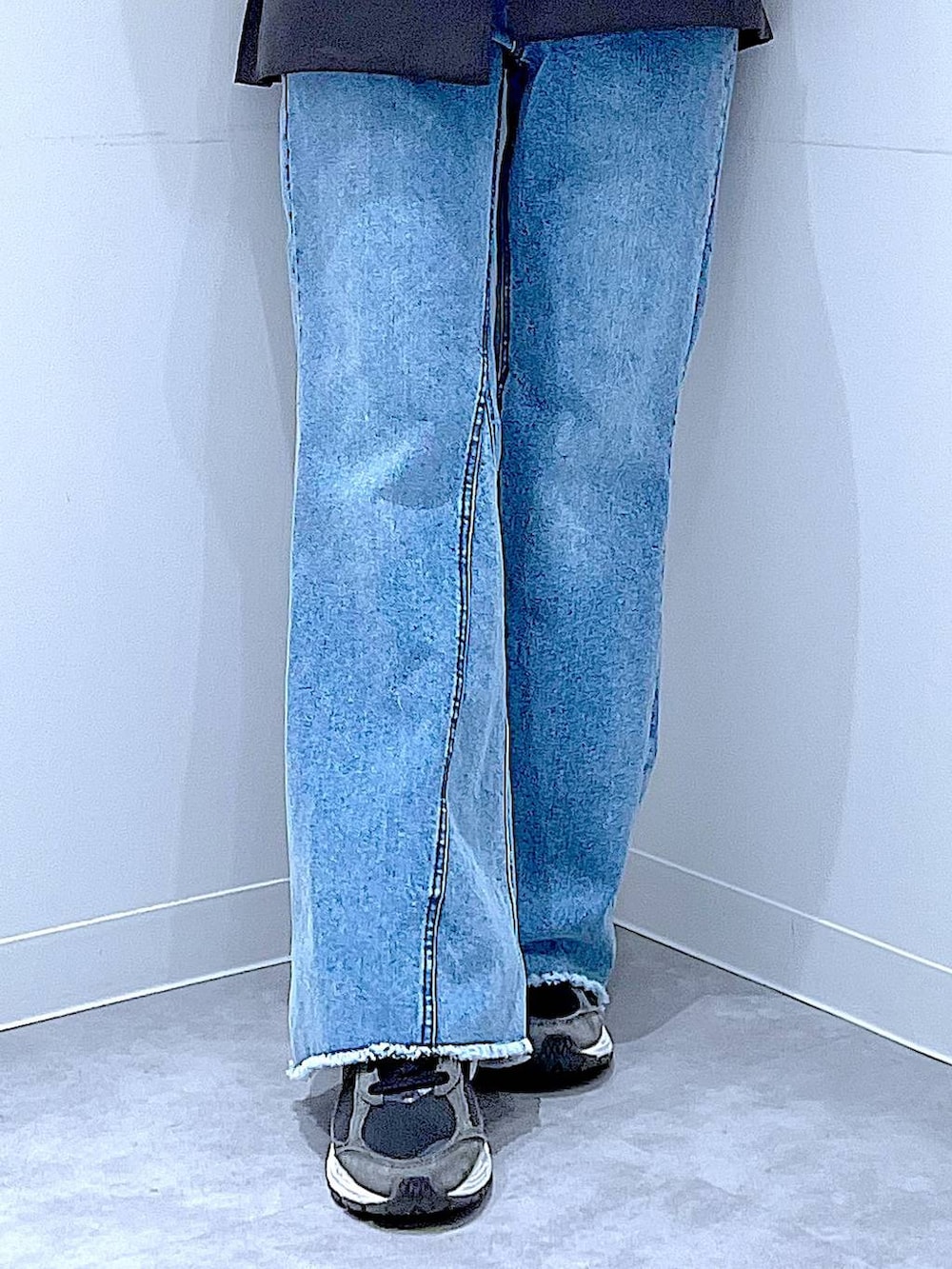 グレー系のテーラードジャケット、ブルー系のデニムパンツ、ピンク系のパーカーを着用したレディースの春コーディネートの8枚目の写真