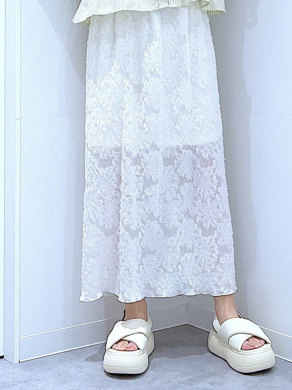 ベージュ系のショルダーバッグ、ホワイト系のサンダル、ホワイト系のスカートを着用したレディースの夏コーディネートの8枚目の写真